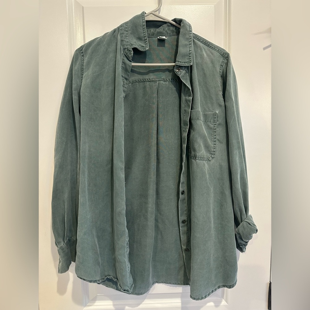 Old navy button down - Picture 2 of 4